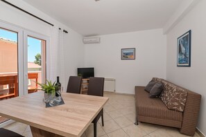 Leilighet – comfort, 1 soverom | Oppholdsområde | En 40-tommers TV med Parabol-TV