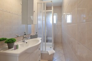 Douche, sĂšche-cheveux, serviettes fournies, papier toilette