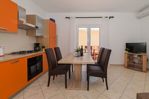 Fridge, oven, stovetop, dishwasher - Apartments Ena (Novalja)