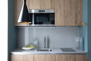 Studio | Private kitchenette | Fridge, microwave, dishwasher, toaster - Bob W London Tower Hill - Studios (London)