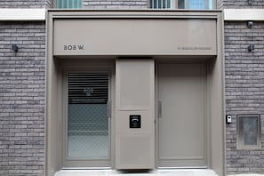 Front of property - Bob W London Tower Hill - Studios (London)