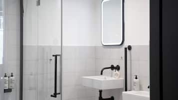 Quarto casal | Banheiro | Chuveiro, secador de cabelo, toalhas de banho, sabonete