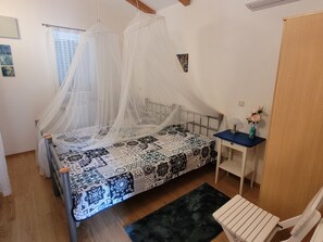 3 chambres, bureau, fer et planche à repasser, lit parapluie