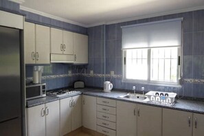 Kühlschrank, Mikrowelle, Ofen, Wasserkocher mit Kaffee-/Teezubehör