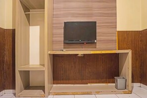 Deluxe Double Room | Desk, laptop workspace, bed sheets - Hotel O Diamond Inn Makassar (Makassar)