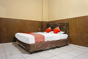 Deluxe Double Room | Desk, laptop workspace, bed sheets - Hotel O Diamond Inn Makassar (Makassar)