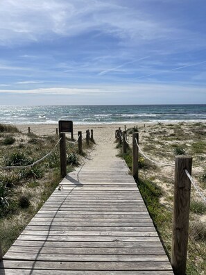 Una spiaggia nelle vicinanze