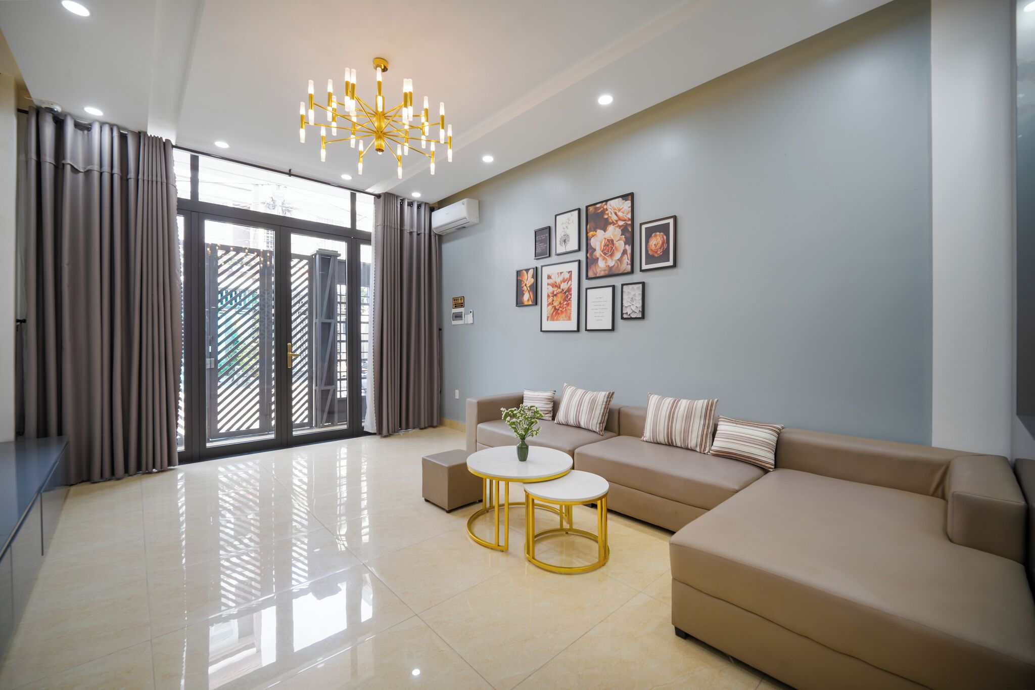 4 habitaciones, caja de seguridad en la habitación y escritorio 