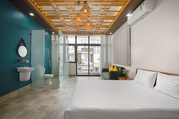 4 bedrooms, in-room safe, desk, blackout drapes