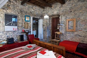 1 bedroom, bed sheets