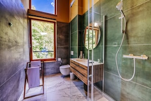 Villa – deluxe | Bad | Toalettartikler (inkludert), hårføner, badekåper og tøfler