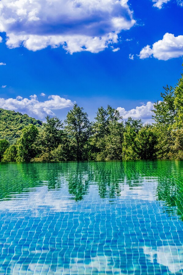 季節性室外游泳池，提供日光浴躺椅