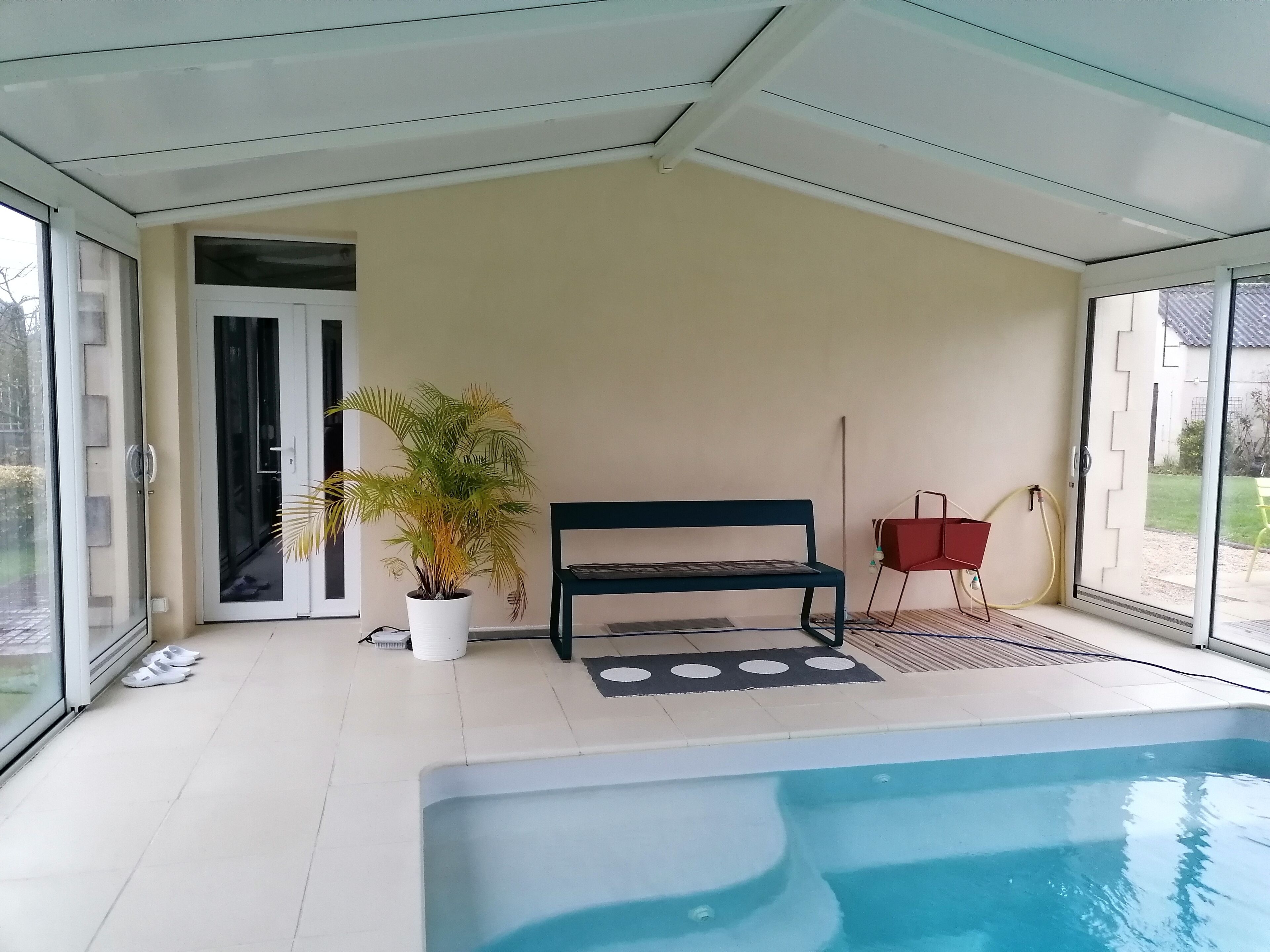 Una piscina techada, una piscina climatizada