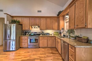 Réfrigérateur, four à micro-ondes, un four, surface de cuisson