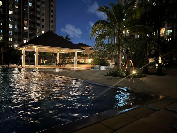 Outdoor pool - Beautiful and Spacious Fully Furnished Studio at The Grove Rockwell (Pasig)