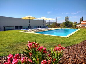 Outdoor pool - Suites Sunny Hill for a wonderful, carefree vacation in the Algarve (Moncarapacho)