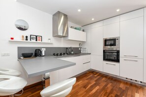 Jääkaappi, mikroaaltouuni, uuni, astianpesukone