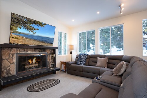 Dog Friendly Beautiful Home Near Hiking/Biking Trails and Ski Resorts, EV charger by Tahoe Time VR