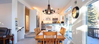 Dog Friendly Home Near Hiking/Biking Trails and Ski Resorts, EV charger