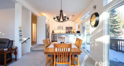 Dog Friendly Home Near Hiking/Biking Trails and Ski Resorts, EV charger