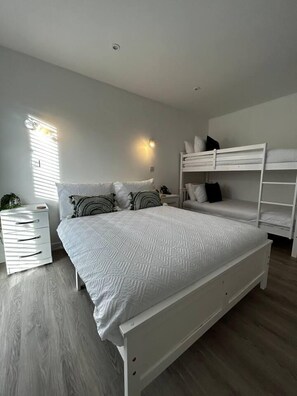 1 غرفة نوم ومكواة/لوح كي وواي فاي مجانًا وملاءات أسرّة