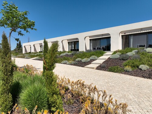 Suites Sunny Hill for a wonderful, carefree vacation in the Algarve.