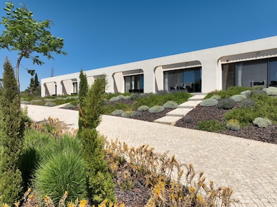 Suites Sunny Hill for a wonderful, carefree vacation in the Algarve.