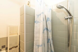 シャワー、ヘアドライヤー、タオル