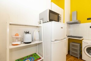 Réfrigérateur, four à micro-ondes, surface de cuisson, lave-vaisselle