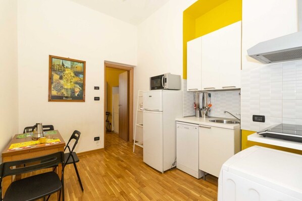 Réfrigérateur, four à micro-ondes, surface de cuisson, lave-vaisselle