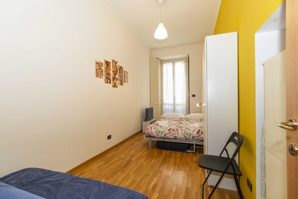 Tabla de planchar con plancha, wifi y ropa de cama 