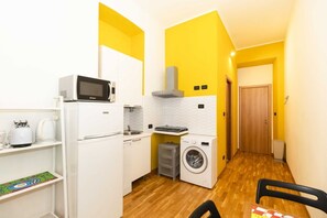 Kühlschrank, Mikrowelle, Herdplatte, Geschirrspüler