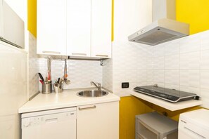 Réfrigérateur, four à micro-ondes, surface de cuisson, lave-vaisselle