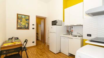 Réfrigérateur, micro-ondes, plaque de cuisson, lave-vaisselle