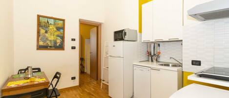 Kühlschrank, Mikrowelle, Herdplatte, Geschirrspüler