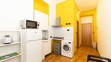 Kühlschrank, Mikrowelle, Herdplatte, Geschirrspüler