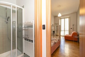 Een douche, een haardroger, handdoeken