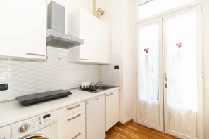 Jääkaappi, mikroaaltouuni, uuni, liesi