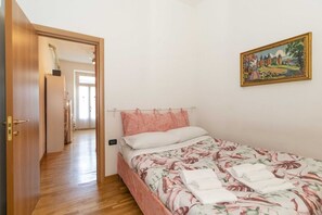 1 slaapkamer, een strijkplank/strijkijzer, wifi, beddengoed