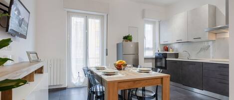 Ugn, spishäll, diskmaskin och barnstol