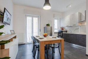 Horno, placa de cocina, lavavajillas y trona infantil