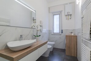 Dusche, Haartrockner, Bidet, Handtücher