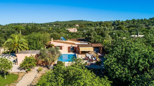 A villa with a pool, surrounded by lush greenery and hills. - Finca Ferragut - Beautiful Mallorcan finca with pool (main house) (Artá)