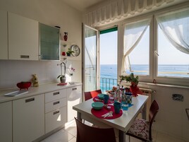 舒适公寓, 2 间卧室, 海景, 临海 | 私人厨房 | 茶具/咖啡用具、电热水壶、烤面包机