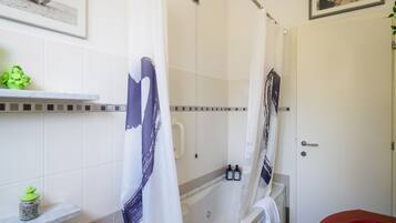 Apartment, 2 Bedrooms, Kitchen | Bathroom | Rainfall showerhead, free toiletries, hair dryer, bidet