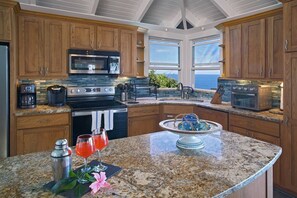 ثلاجة، ميكروويف، فرن، موقد طهي مسطح