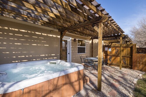 New Listing Private Spa, Pet-Friendly, Pool, Close to Parks, Garage | C419