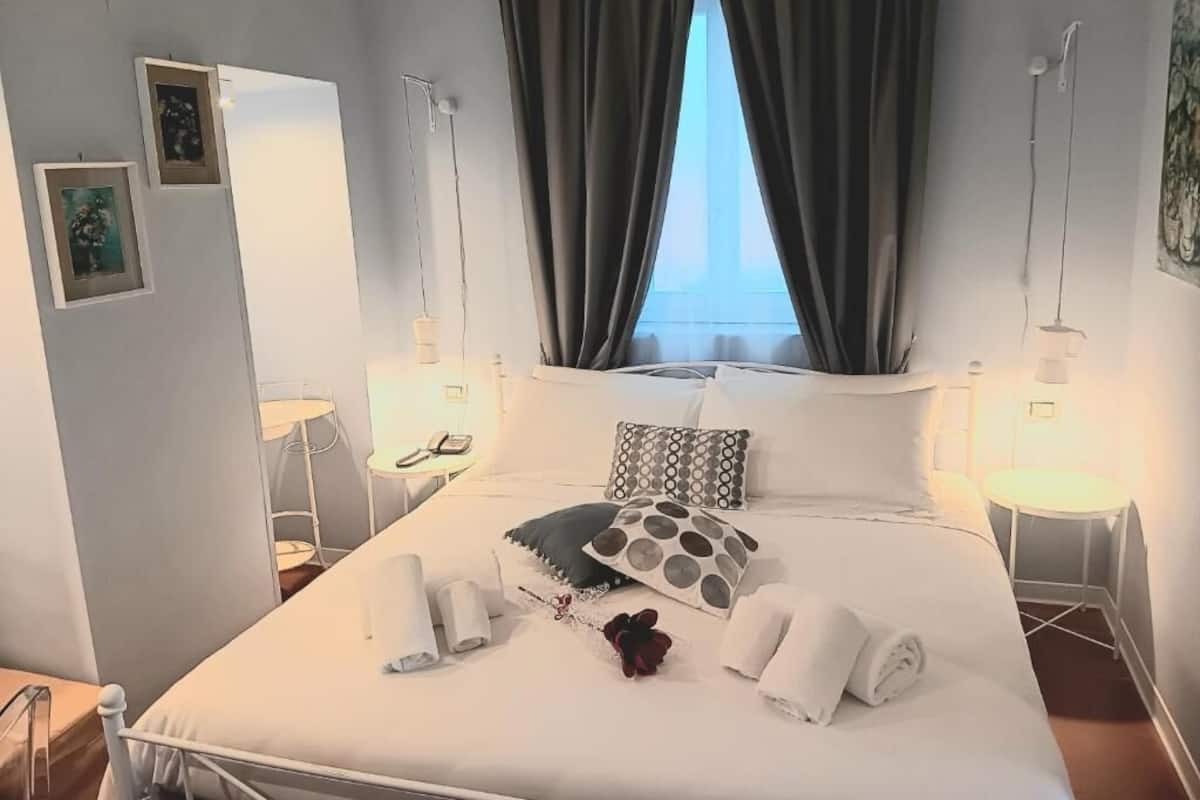 Standard Room, 1 King Bed | Desk, soundproofing, iron/ironing board, free WiFi