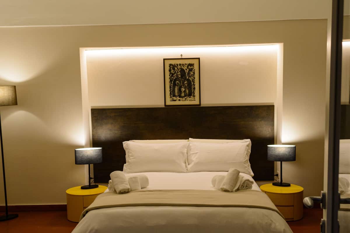 Luxury Room | Desk, soundproofing, iron/ironing board, free WiFi