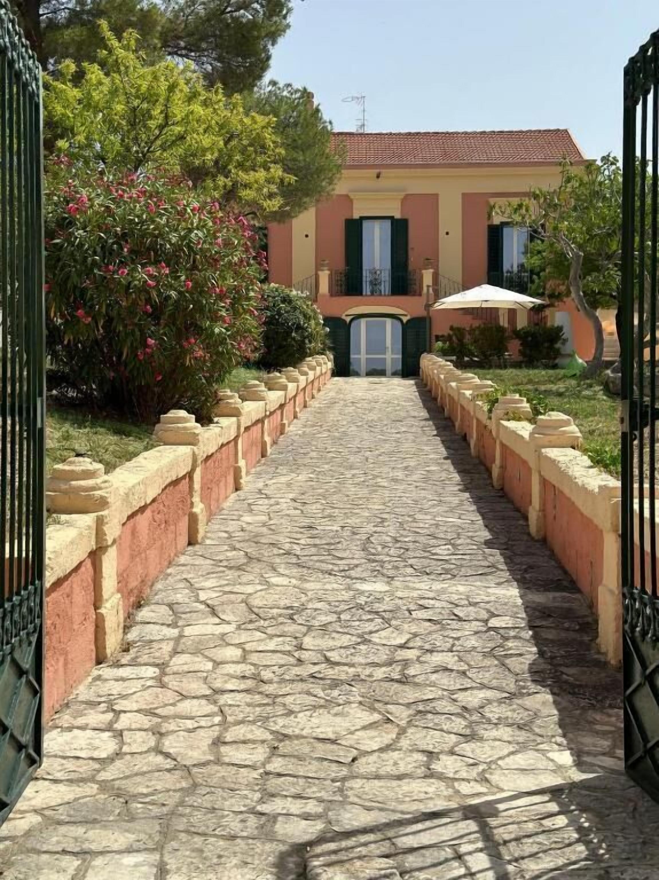 Fachada de la propiedad